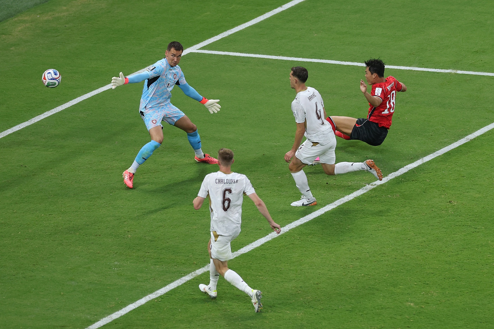 韩国2-1反超捷克！吴贤揆替补门前抢射，黄仁范传射建功