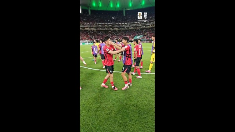 韩国队赛后庆祝时，金玟哉给孙兴慜戴上队长袖标